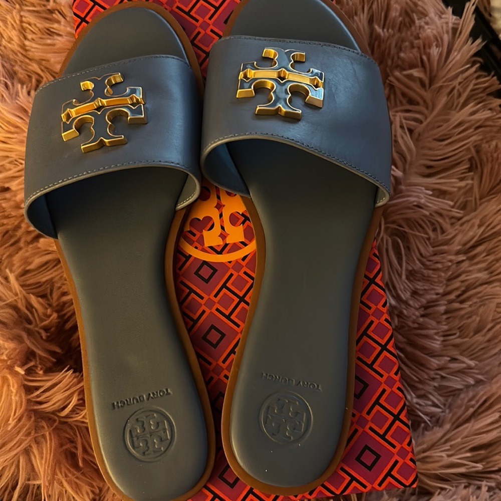 A Tory Burch blue 8.5 sandals